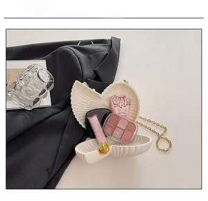 Vue intérieure du sac à main en acrylique montrant l'espace pour le maquillage