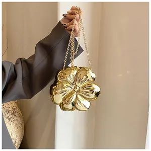 Dettaglio della borsa da sera a forma di fiore in oro metallizzato con tracolla a catena