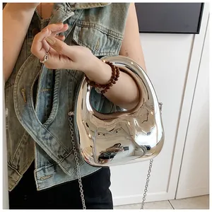 Detailansicht der geometrischen silbernen Acryl-Clutch mit Metall-Kettenriemen