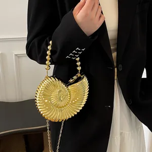 Pochette de soirée dorée en forme de conque avec anse en perles et bandoulière chaîne