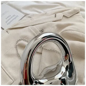 Silberne Acryl-Handtasche mit modernem Ausschnitt-Design und eleganter Metallkette für Damen