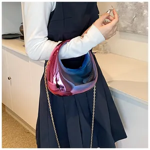 Détail de la pochette en acrylique brillant avec un dégradé métallique rose et bleu