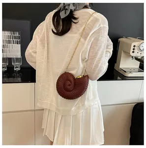 Sac bandoulière en acrylique marron foncé en forme de coquille avec chaîne dorée