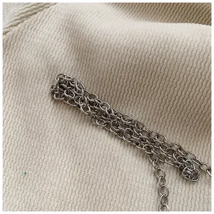 Detailansicht der silbernen mehrlagigen Metallkette an der Acryl-Abendtasche für Damen