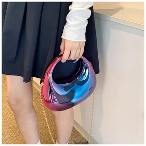 Détail de la pochette demi-lune en acrylique avec dégradé métallique rose et bleu