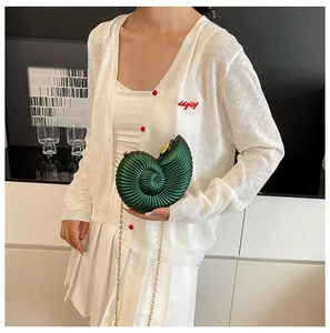 Pochette nautile vert foncé avec texture métallique et bandoulière en chaîne dorée chic