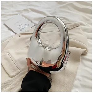 Schicke silberne Acryl-Handtasche mit ovalem Design und feiner Metall-Kettenriemen