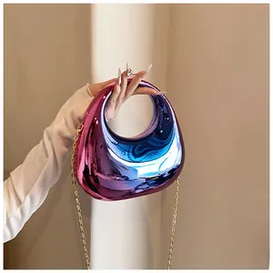 Détail du sac pochette en acrylique dégradé violet-bleu avec poignée ronde et chaîne