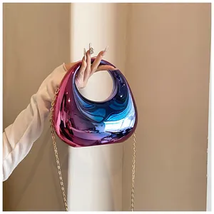 Détail de la pochette demi-lune en acrylique avec dégradé métallique magenta vers bleu