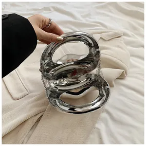 Nahaufnahme der silbernen Acryl-Handtasche mit Spiegeleffekt und eleganter Kette