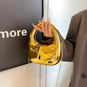 Schicke goldene Acryl-Handtasche mit einzigartigem Kurvendesign und goldener Kette