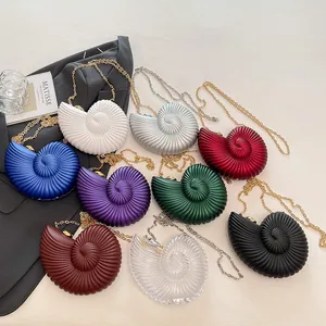 Sac à bandoulière en acrylique en forme de coquille aux couleurs acidulées et chaîne