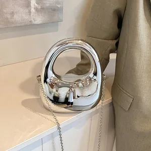 Moderne silberne Acryl-Clutch mit futuristischem Metallic-Finish und schicker Kette
