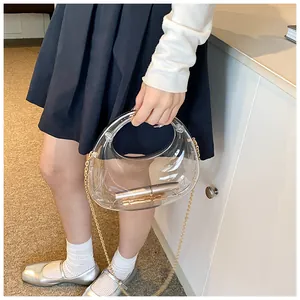 Sac à main chic en acrylique transparent avec chaîne dorée et design moderne épuré