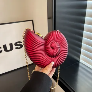 Sac pochette nautile rouge foncé avec chaîne dorée et acrylique à texture spirale