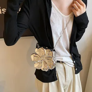 Elegante borsa a tracolla in metallo argentato a forma di fiore su una modella