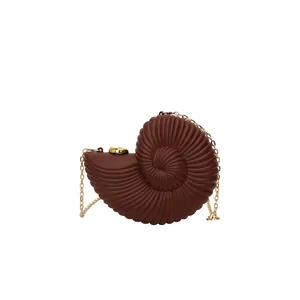 Pochette coquillage en acrylique marron foncé en forme de conque avec chaîne dorée pour femme