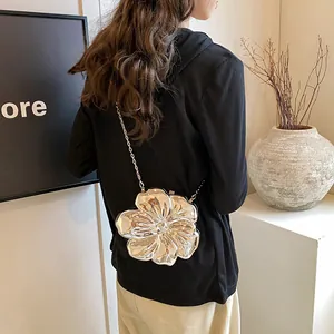 Mini borsa a fiori argentata con design floreale 3D metallico da donna