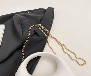Detailaufnahme der hochwertigen goldenen Metallkette mit ovalen Gliedern für Damentaschen