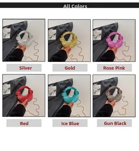 Präsentation von sechs metallischen Halbmond-Handtaschen in Gold Silber Rosa und Blau