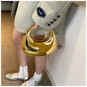 Sac à main demi-lune doré effet miroir avec une élégante bandoulière en chaîne dorée