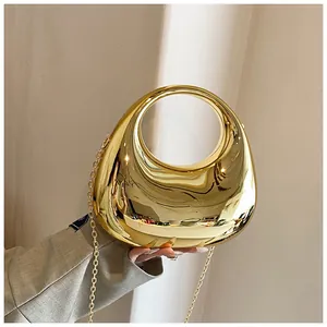 Détail du sac à main en acrylique miroir doré avec forme irrégulière et chaîne métal