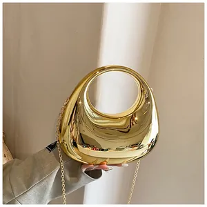 Vue détaillée du sac miroir doré en demi-lune avec une bandoulière en chaîne fine