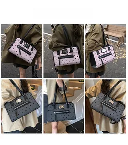 Sac à bandoulière à pois porté par un mannequin dans divers environnements de vie réels