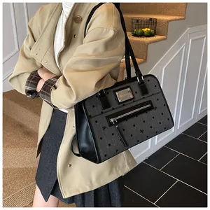 Détail du cabas en denim gris avec pois noirs, broderie nœud et fermeture éclair argentée