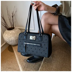 Sac à main chic à pois avec motifs nœuds et fermeture éclair argentée élégante