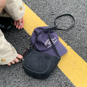 Vintage Wildleder-Textur PU Leder Umhängetasche Für Damen Mini Halbmond Schultertasche Mit Herzanhänger Kleine Tägliche Handy-Tasche
