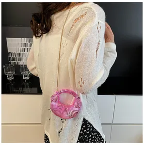 Details der metallisch rosa Halbmondtasche mit strukturierter Optik und Goldkette