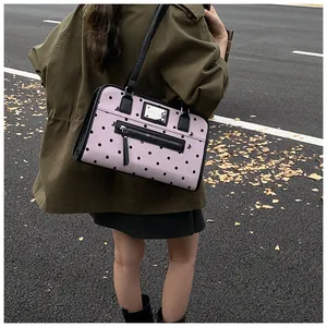 Sac à bandoulière en toile à pois roses avec lanières en cuir noir en style urbain
