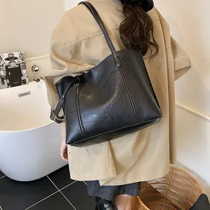 Minimalist large black leather tote bag for women, stylish spacious shoulder bag for daily use