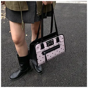 Sac à main rose à pois avec anses en cuir noir et détails zippés en extérieur