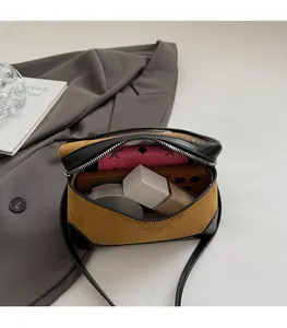 Intérieur spacieux de sac en jean rétro montrant les détails et les accessoires
