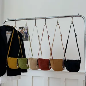 Handgefertigte Halbmond-Schultertaschen aus Leder in versch. Farben mit Herz-Anhängern