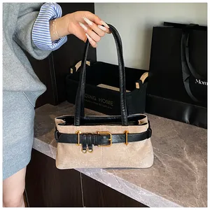 Détail du sac cabas en daim kaki avec boucle en cuir noir et garniture dorée