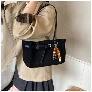 Detail einer matten schwarzen Tote Bag mit Vintage-Holzperlen und silberner Schnalle
