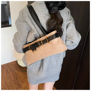 Détail du sac sous l'aisselle en daim avec boucle en cuir noir et accents dorés