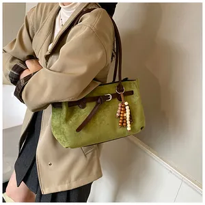 Grüne Wildleder-Schultertasche mit Vintage-Holzperlen und braunem Leder-Schnallenriemen