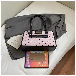 Détail montrant la capacité moyenne de ce sac rose à pois par rapport à un iPad mini