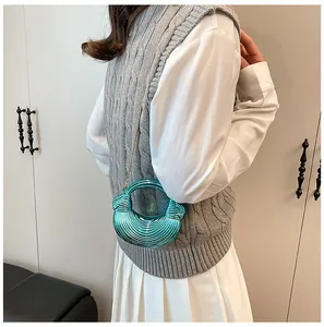 Detail der petrolfarbenen Halbmond-Tasche mit Metallic-Falten und Goldkette