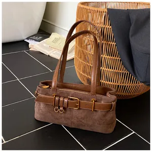 Détail du sac cabas en daim marron avec boucle métallique et fermeture éclair dorée