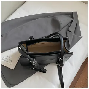 Sac à main minimaliste noir pour femme en simili cuir montrant l'intérieur et ferrures argent