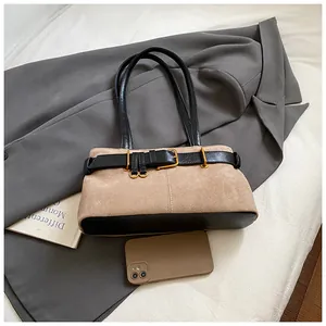 Gros plan du sac cabas rétro en daim avec lanières en cuir noir et boucles dorées