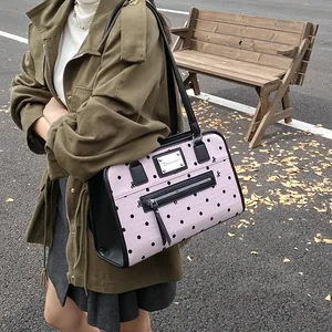 Sac bandoulière en toile rose à pois noirs avec plaque Wednesday et détails de nœuds