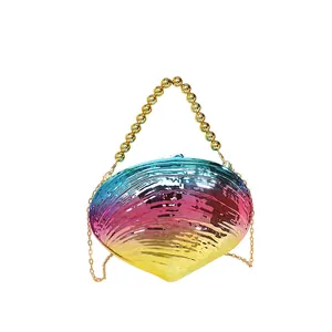 Pochette coquillage en acrylique irisé avec poignée en perles dorées et chaîne