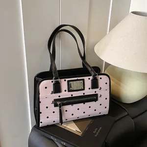 Sac sous le bras rétro rose à pois avec lanières en cuir noir et détails métalliques