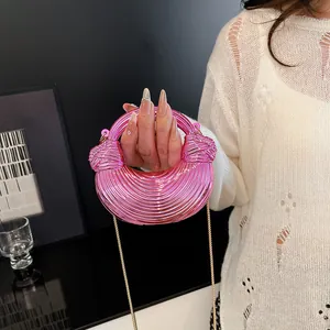 Metallisch pinke Halbmond-Handtasche mit strukturierter Spiegeloptik und goldener Kette
